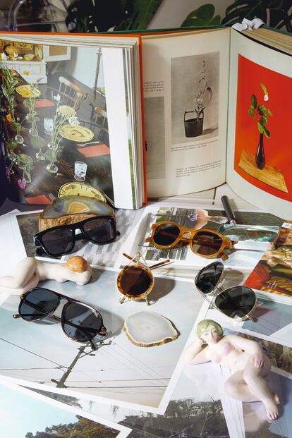 Arriba, gafas de pasta negra y gafas de pasta color caramelo de David Beckham para Safilo. Debajo, de izquierda a derecha, modelo Optyl, de Carrera; de esfera redonda y plegables de Dolce & Gabbana y gafas de aviador de Carrera.