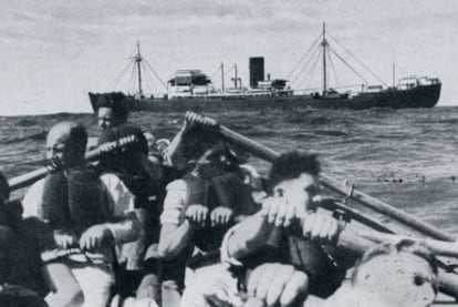 Tripulantes de un barco hundido por el <i>Atlantis</i> reman hacia el legendario barco corsario alemán.