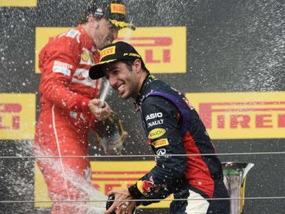 Ricciardo celebra su victoria en Hungría junto a Alonso, segundo.