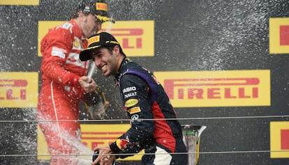 Ricciardo celebra su victoria en Hungría junto a Alonso, segundo.