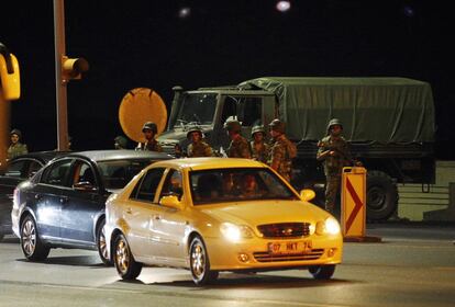 Militares turcos en el lado asiático de Estambul.