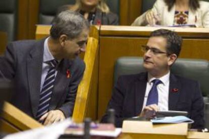 El presidente del PP del País Vasco, Antonio Basagoiti (d), y el portavoz parlamentario de su grupo, Leopoldo Barreda, conversan en el Parlamento Vasco. EFE/Archivo