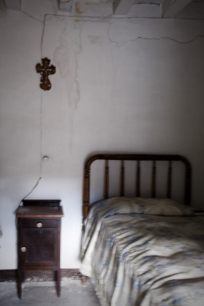 'Dormitorio de Picasso y Fernande en la fonda Cal Tampanada', ha titulado Orueta esta fotografía, que recoge el lugar adonde se refugió el artista con una de sus amantes en el pueblo pirenaico de Gósol.
