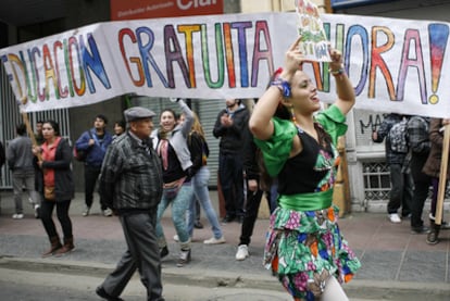 Several students participating in the carnival-demonstration for free education organized last monday.