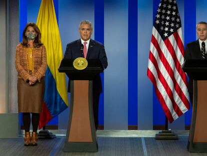 El presidente de Colombia, Iván Duque, acompañado por la vicepresidenta y canciller Marta Lucía Ramírez, durante la declaración conjunta con el embajador estadounidense, Philip Goldberg