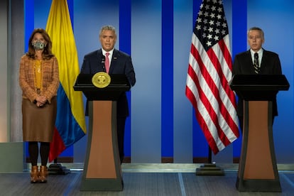 El presidente de Colombia, Iván Duque, acompañado por la vicepresidenta y canciller Marta Lucía Ramírez, durante la declaración conjunta con el embajador estadounidense, Philip Goldberg