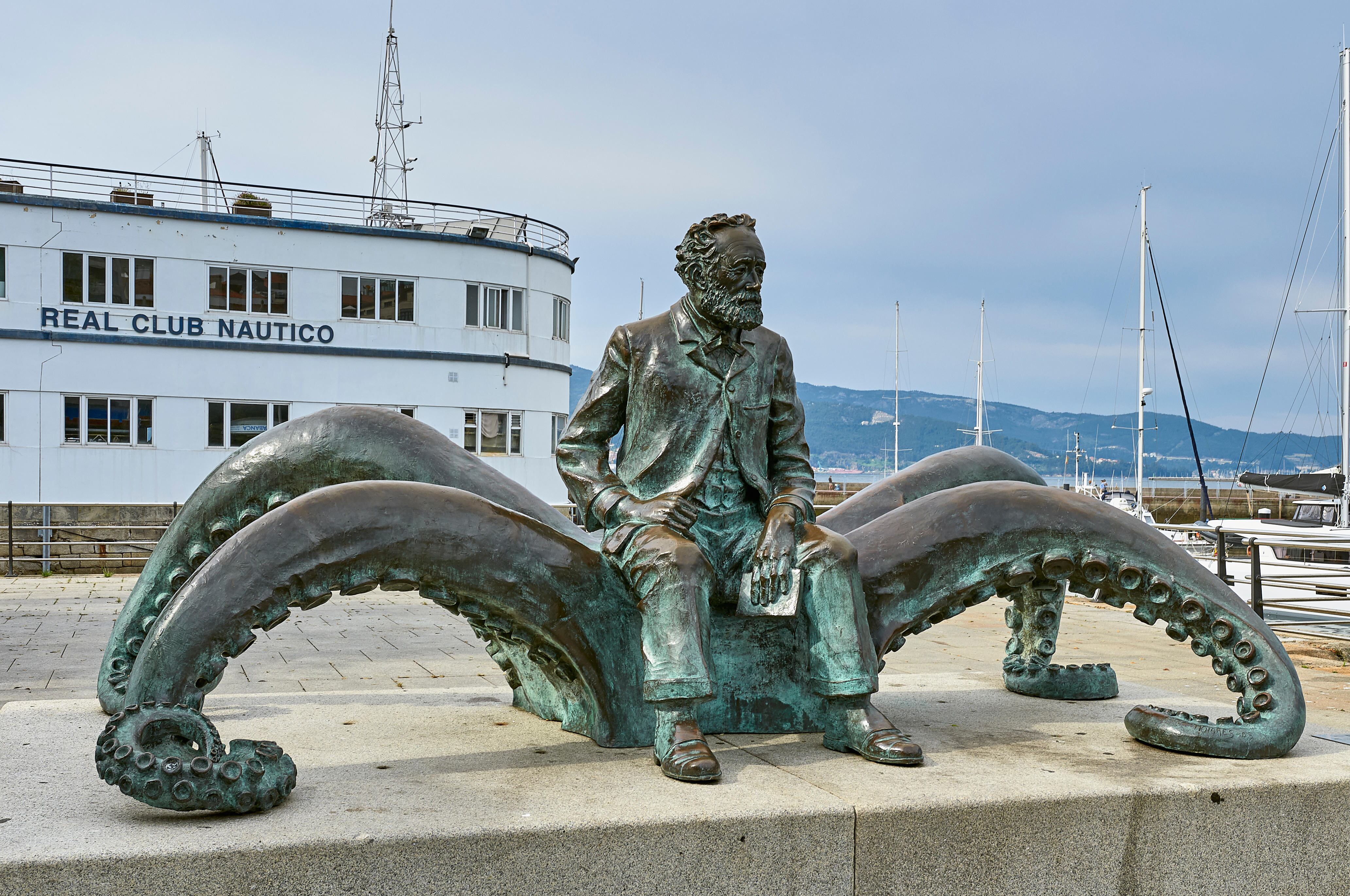 Estatua dedicada a Julio Verne, frente al Real Club Náutico de Vigo.