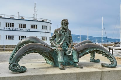 Estatua dedicada a Julio Verne, frente al Real Club Náutico de Vigo.