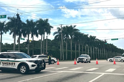Vehículos de sheriff en el club de golf Trump International en West Palm Beach, Florida, este domingo.