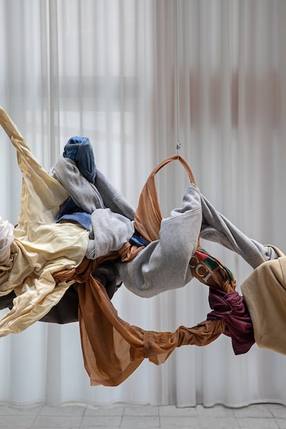 Detalles de la instalación 'Apparel Dysphoria', de Carlos Fernández-Pello, en el espacio Hyper House, en Madrid.