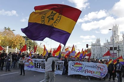 Los manifestantes a favor de la III República, en la plaza de Cibeles.