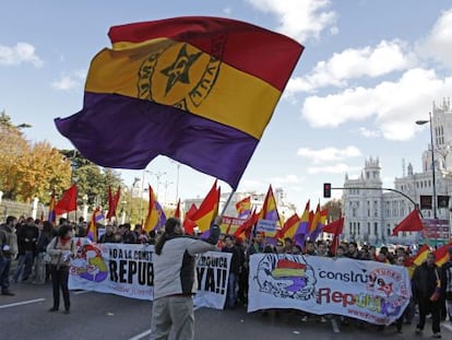 Los manifestantes a favor de la III República, en la plaza de Cibeles.