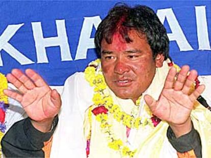 El <b></b><i>sherpa</i> Babu Chiri, hace un año, tras batir el récord de velocidad en el Everest.
