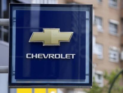 El logo de Chevrolet en uno de los concesionarios multados de Madrid