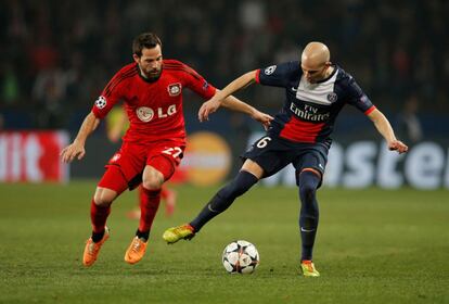 Christophe Jallet del PSG se va de Gonzalo Castro de Bayer Leverkusen en el partido de vuelta de los octavos de final de la Liga de Campeones.