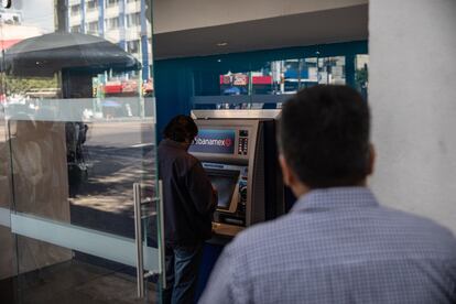 Un usuario hace uso de un cajero automático en una sucursal de Citibanamex en Ciudad de México