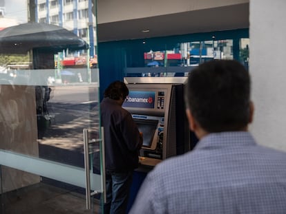Un usuario hace uso de un cajero automático en una sucursal de Citibanamex en Ciudad de México.