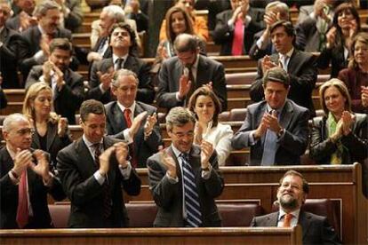 Los diputados del Partido Popular aplauden a su líder, Mariano Rajoy, tras la intervención de éste en el pleno del Congreso.