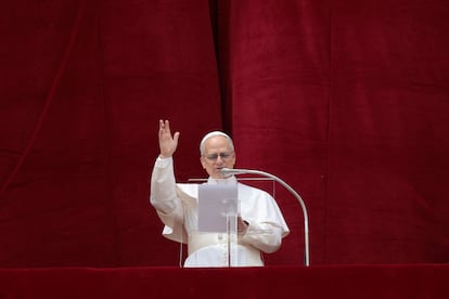 El papa León XIV dirige la oración 'Regina Caeli' desde el balcón de la basílica de San Pedro, este domingo. 