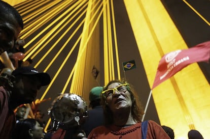 Un miembro del Movimiento de los Trabajadores Sin Techo de Brasil (MTST) bloquean el puente Octavio Frias de Oliveira durante una protesta en contra la Copa del Mundo en Sao Paulo, Brasil. 22 de mayo 2014.