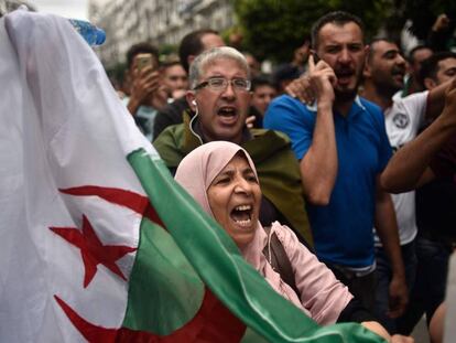 Una manifestante alza una bandera nacional durante la protesta de este viernes en Argel. 