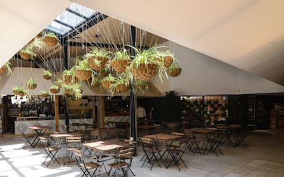 Patio central de El Huerto del Cura, en Madrid, primer mercado de abastos orgánico de España.