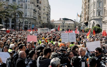 Miles de personas se han manifestado este jueves en Valencia en defensa de las pensiones. 