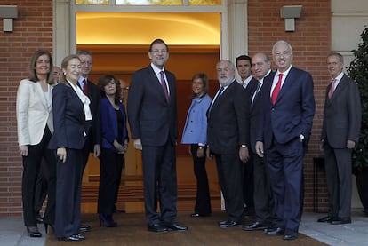 Los integrantes del Gobierno de Mariano Rajoy en las escalinatas del palacio de la Moncloa. De izquierda a derecha: Báñez, Guindos, Pastor, Gallardón, Santamaría, Montoro, Rajoy, Mato, Cañete, Soria, Fernández, Margallo y Morenés. Wert está detrás de Margallo.