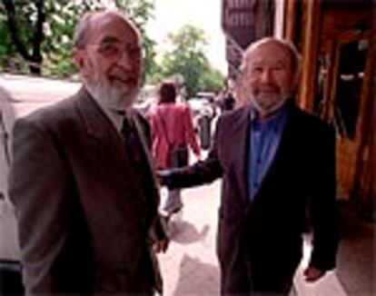 El poeta Ángel González (izquierda) y el novelista José Manuel Caballero Bonald, en el paseo de Recoletos de Madrid.