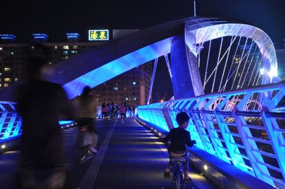 Puente Yangguang. Taipei y New Taipe City están salpicadas por las aguas de varios ríos y afluentes. Muchos de los puentes que podemos encontrar a lo largo de ambas ciudades también se han adaptado para la circulación ciclista.
