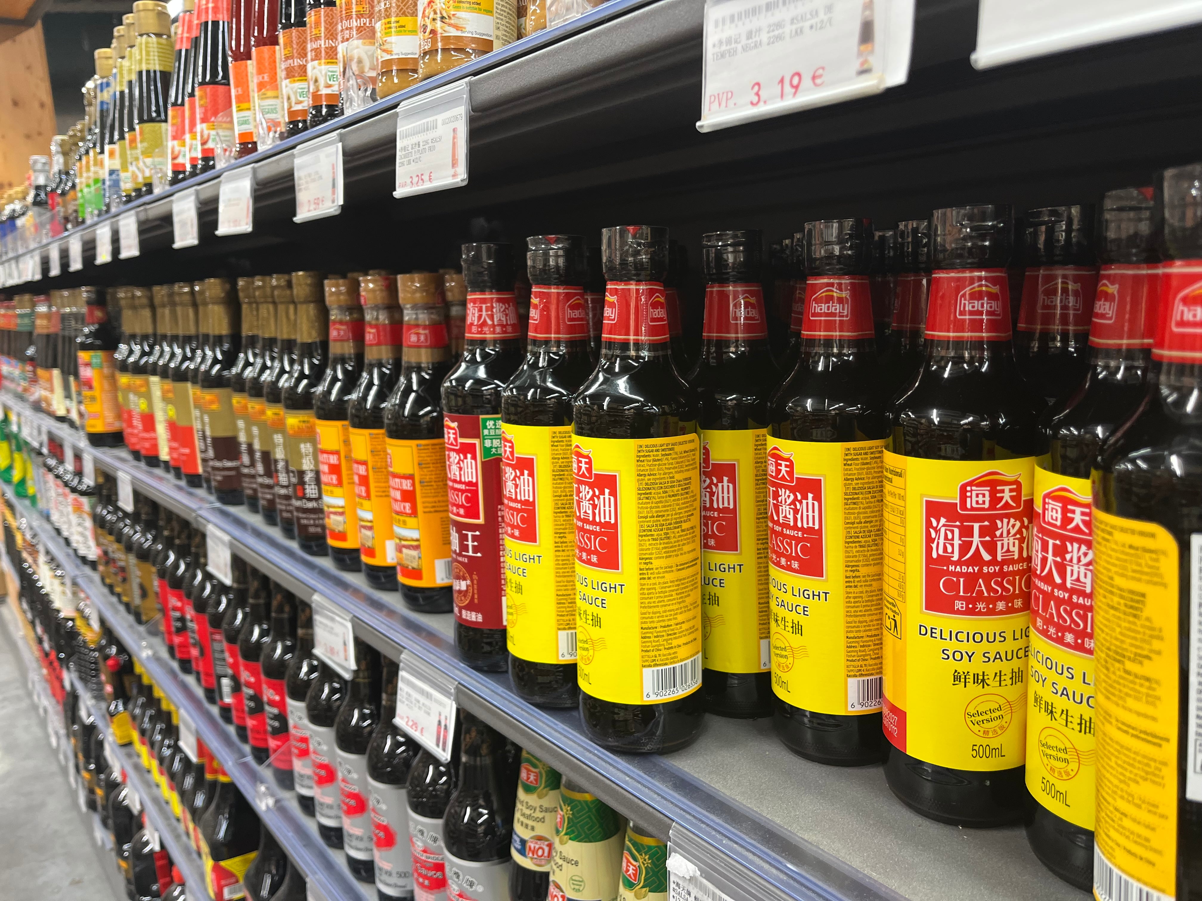 La gran muralla negra: cómo no perderse en el pasillo de las salsas de soja de un supermercado asiático
