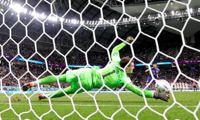 Dominik Livakovic, deteniendo un penalti ante Japón. 