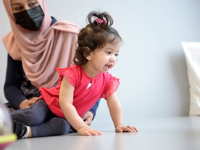 La niña Ayla Bashir y su madre, Sobia Qureshi, en un hospital de Ottawa (Canadá).