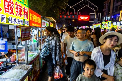 Yiwu, con su aire de bazar, resulta un lugar único en China. Por sus calles pasea gente venida de los más diversos rincones del mundo para hacer negocios de exportación. En la imagen un mercado nocturno de comida. 