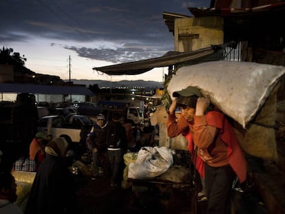 Un empleado del Mercado de San Roque de Quito (Ecuador)