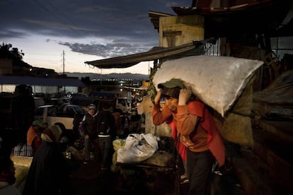 Un empleado del Mercado de San Roque de Quito (Ecuador)