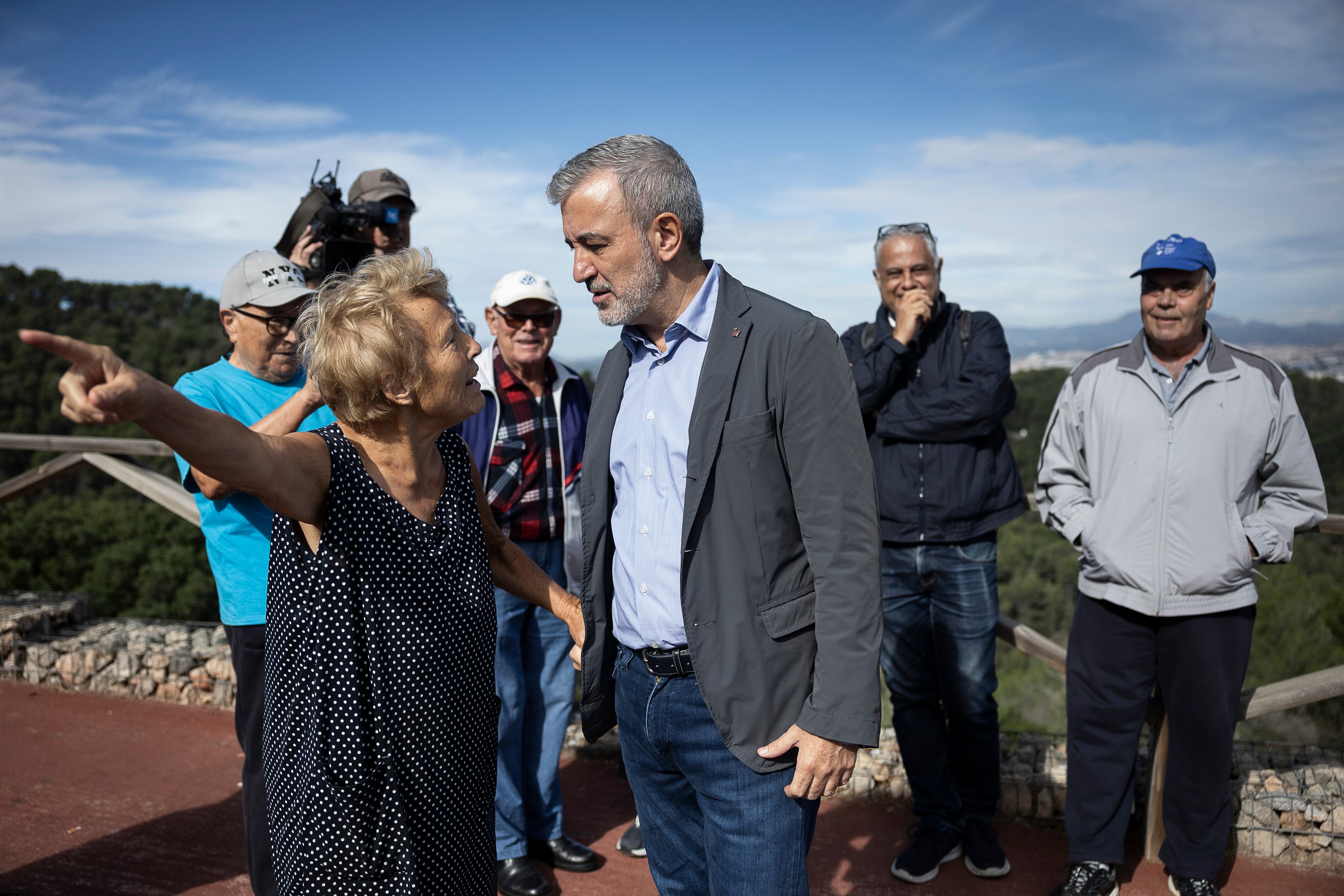 Vecinos de Torre Baró hablan con el alcalde de Barcelona sobre las necesidades del barrio.

