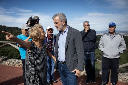 Vecinos de Torre Baró hablan con el alcalde de Barcelona sobre las necesidades del barrio.

