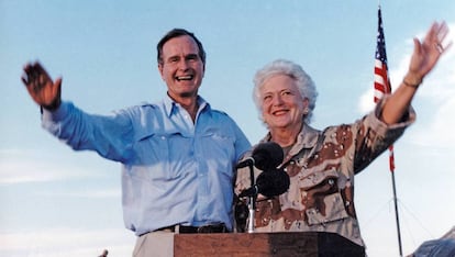 George y Barbara Bush en una visita a las tropas estadounidenses en Arabia Saudí, en enero de 1990.