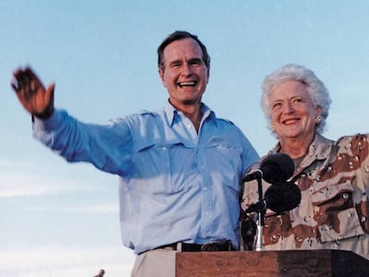 George y Barbara Bush en una visita a las tropas estadounidenses en Arabia Saudí, en enero de 1990.