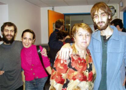 Fernando Pérez, junto a su madre en el hospital Nikea de Atenas.