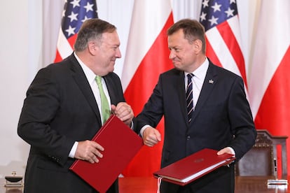 Mike Pompeo y el ministro polaco de Defensa, Mariusz Blaszczak, tras firmar el acuerdo de seguridad, este sábado en Varsovia.