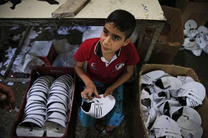 Un niño refugiado sirio, trabaja en un taller de calzado en Gaziantep, sudeste de Turquía. Según UNICEF, más de la mitad de los refugiados de Siria son niños. 