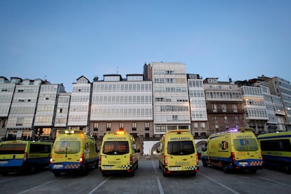 Un grupo de ambulancias, frente a la fachada de la casa del empresario Amancio Ortega en A Coruña, el pasado 28 de marzo.