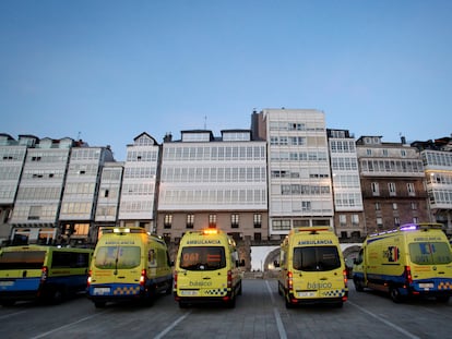 Un grupo de ambulancias, frente a la fachada de la casa del empresario Amancio Ortega en A Coruña, el pasado 28 de marzo.
