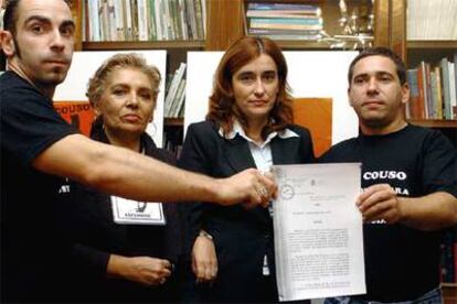 La madre y los hermanos de José Couso, junto a su abogada, Pilar Hermoso, en octubre de 2005, muestran la orden de busca y captura de tres militares estadounidenses dictada por el juez Santiago Pedraz.
