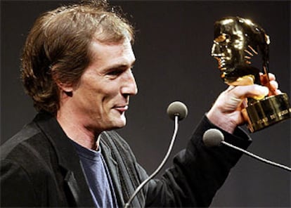 El director canadiense Louis Belanger recibe el premio del jurado por 'Gaz Bar Blues' en Montreal.