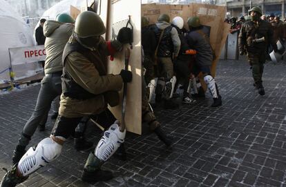 Un grupo de integrantes del grupo de extrema derecha del llamado 'Sector Derecho' se organizan en la plaza de la Independencia de Kiev.