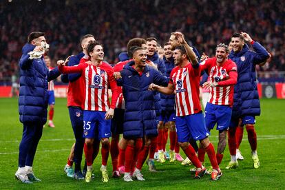 Los jugadores del Atlético celebran el triunfo ante el Real Madrid (4-2) en los octavos de final de la Copa del Rey.