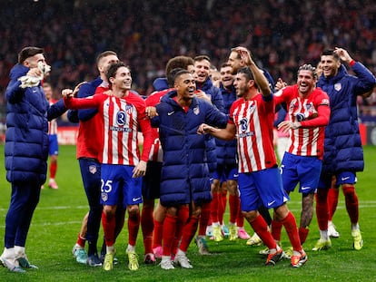Los jugadores del Atlético celebran el triunfo ante el Real Madrid (4-2) en los octavos de final de la Copa del Rey.